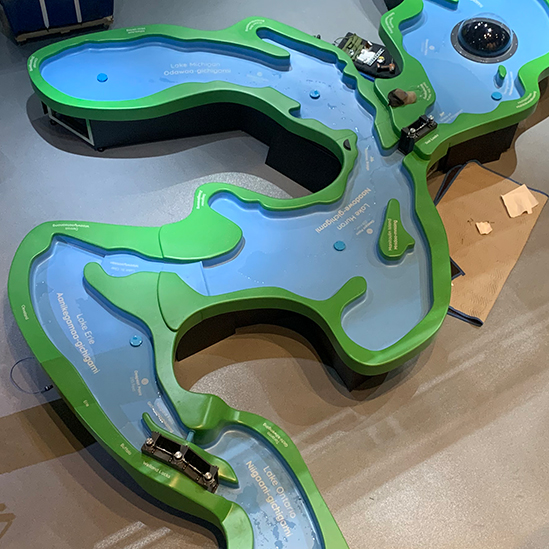 overview of the Great Lakes Aquarium water play table